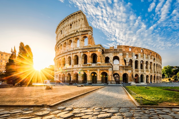 Photo colosseum in rome and morning sun, italy