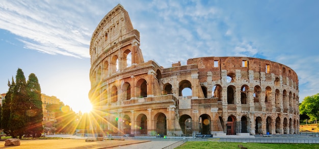 Foto colosseo a roma con il sole del mattino