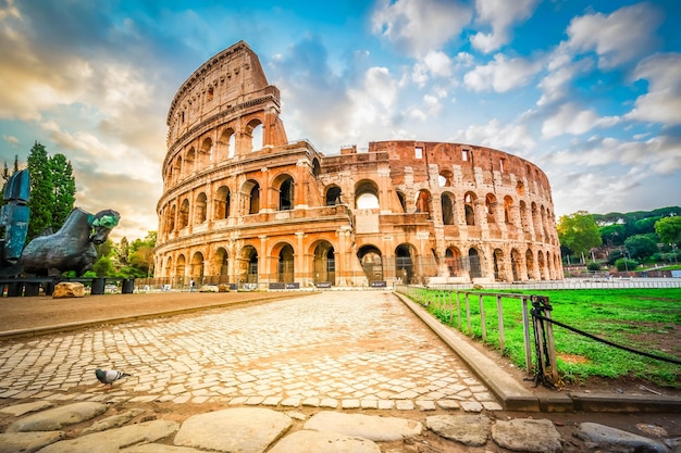 イタリア ローマの日没時のコロッセオ