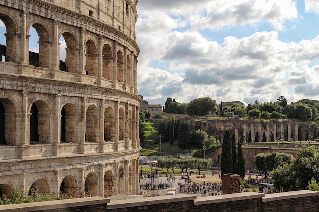 Colosseum tegen bewolkte lucht in de stad