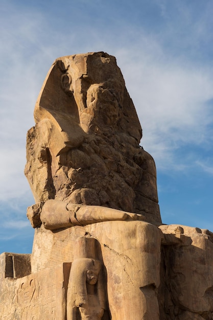 Colossi di memnon luxor tebe sullo sfondo dell'alba in egitto