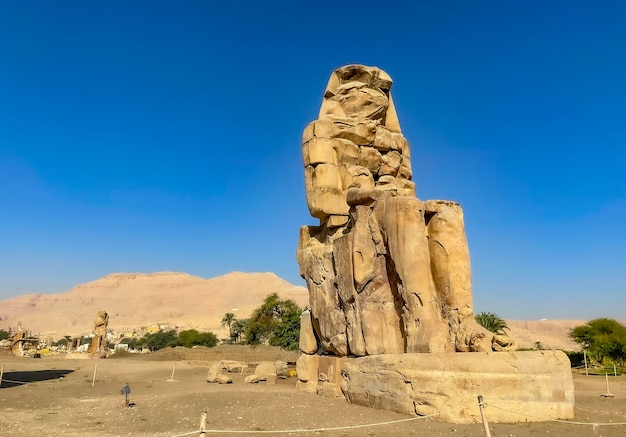 Colossus van Memnon twee enorme stenen beelden die de farao Luxor Egypte vertegenwoordigen