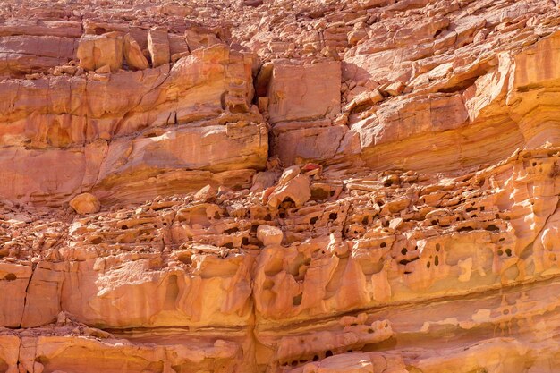Coloured Canyon is een rotsformatie op het schiereiland Zuid-Sinaï, Egypte Woestijnrotsen met een veelkleurige zandsteenachtergrond