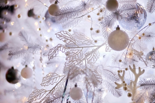 白いクリスマス ツリーからぶら下がっているカラフルなクリスマスの飾り。ホワイトクリスマスツリー.