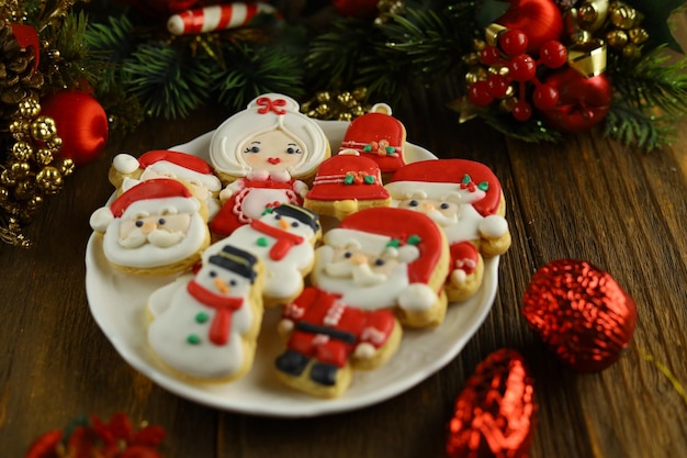 木製の背景に様々 な形のカラフルなクリスマスのアイシング シュガー クッキー。
