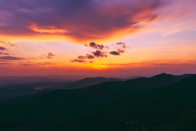 Foto nuvole colorate sul drammatico cielo al tramonto