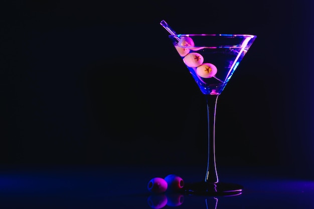 黒の背景にカラフルなcoctail