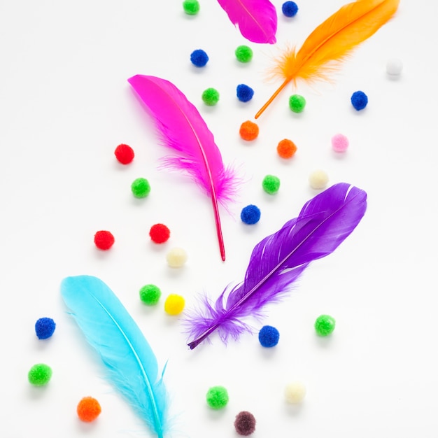 Photo colourful feathers and cotton balls