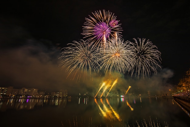 お祝いの夜にカラフルな花火。