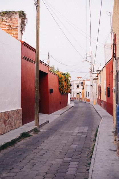 Фото Красочные дома вдоль небольшой городской улицы в мексике