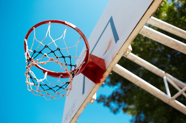 Immagine colorata del canestro da basket in una giornata di sole vista in primo piano verso il basso