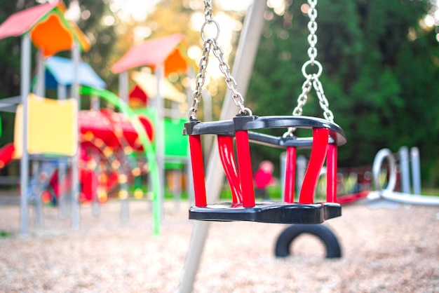 Foto parco giochi per bambini moderno colorato sul tramonto