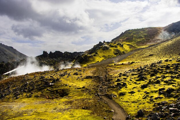Красочные горы, зеленый мох, геотермальные бассейны, красивая долина вулканов Ландманналаугар, Исландия