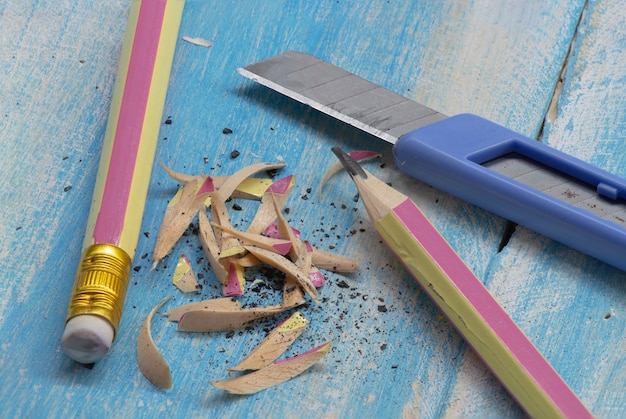 Photo colourful pencil on blue background