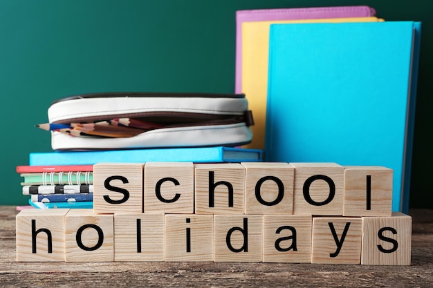 写真 テーブルの上のカラフルな文房具と単語 school holidays