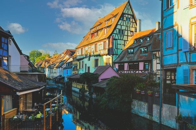 Foto colorate tradizionali case a graticcio sulla riva del fiume a colmar alsazia rigion francia