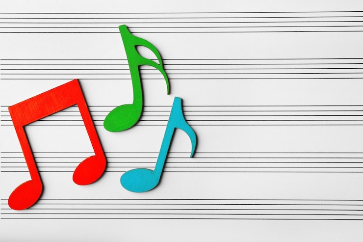 Photo 楽譜の背景にカラフルな木製の音符