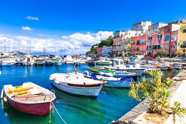 Colrful zonnig Procida-eiland, Italië