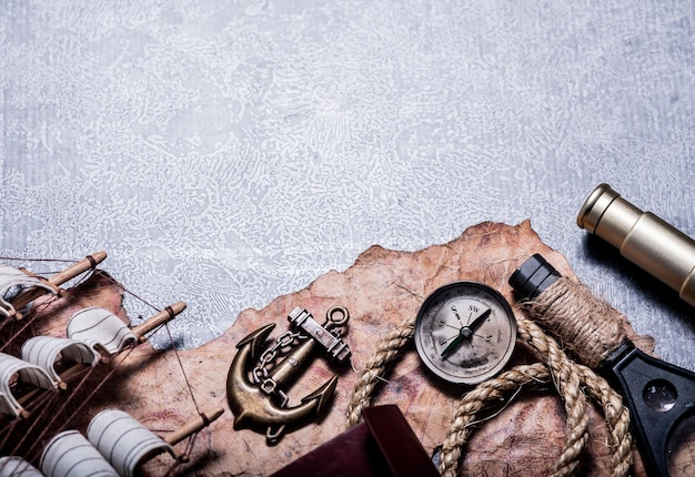 Photo columbus day concept. pirates and treasure with vintage worldmap and discovery of old equipment. exploration and investigation with copy space on dark background.