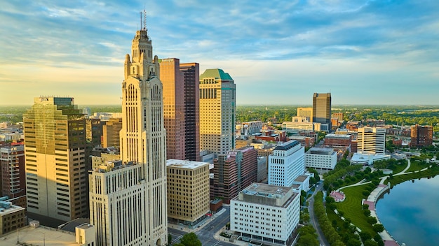 Columbus Ohio hart van het centrum van de stad lucht bij zonsopgang met iconische wolkenkrabbers en Scioto River