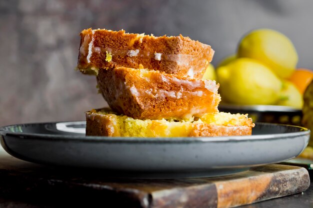 Foto colonna di porzioni di torta di spugna al limone