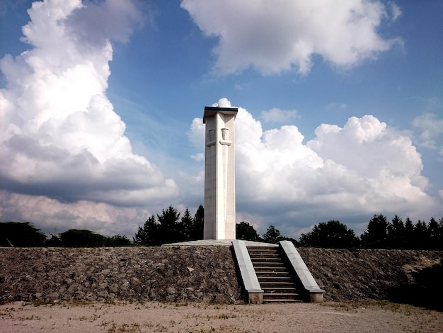 Column monument tegen bewolkte lucht