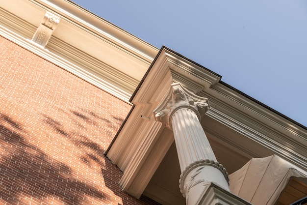 Photo a column on the side of a building