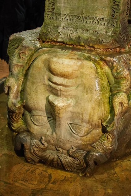 Photo the column with inverted medusa head base in basilica cistern istanbul