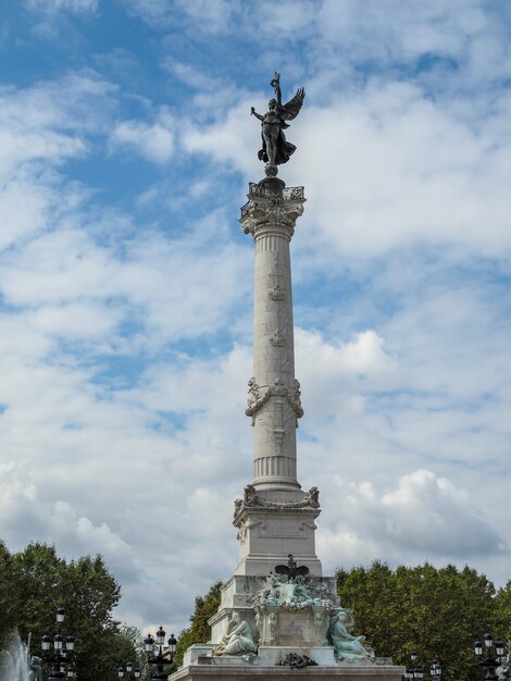 Foto colonna con una statua della libertà che spezza le catene in cima al monumento ai girondini