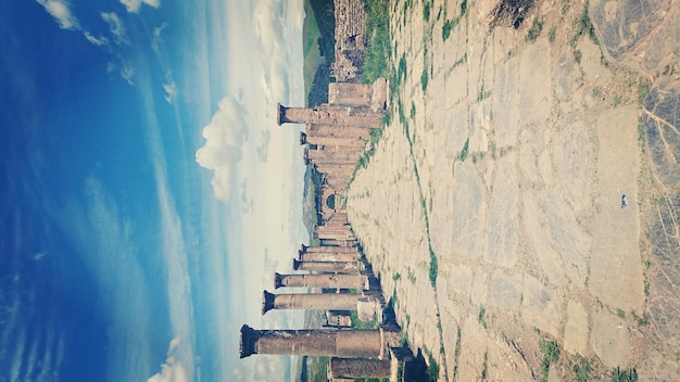 Foto colonne contro vecchie rovine contro un cielo nuvoloso