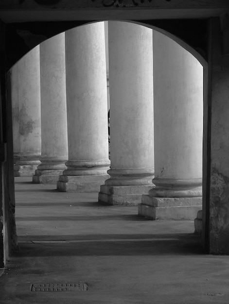 Foto colonne nell'edificio