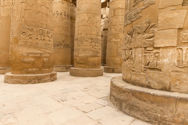 상형 문자로 덮인 기둥 Karnak Egypt