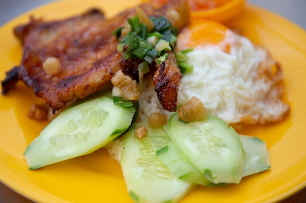 Com Tam - Close-up van Vietnamees eten. Heerlijke gebroken rijst met eiertaart en BBQ-karbonade