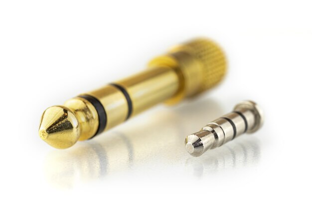 Convertitore jack audio comapring da 3,5 mm e 6,3 mm isolato su sfondo bianco, foto degli accessori del connettore audio