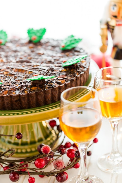 Combinaties van chocoladebier en wijn. Notenkraker Sweet Tart met wijn voor Kerstmis.