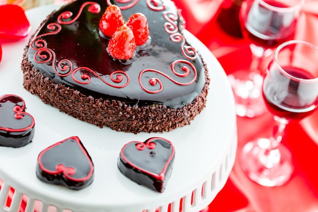 Combinaties van chocoladebier en wijn. Raspbeverly Bloemloze Cake met Zinfandel-wijn voor Valentijnsdag.
