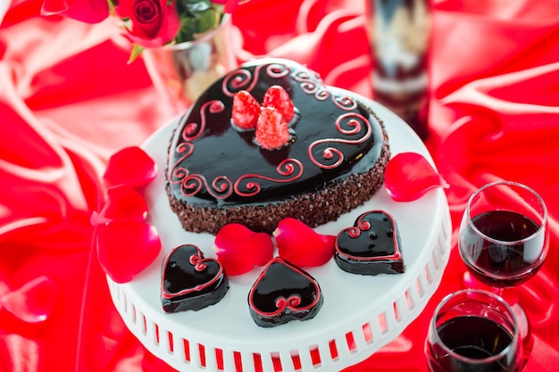 Combinaties van chocoladebier en wijn. Raspbeverly Bloemloze Cake met Zinfandel-wijn voor Valentijnsdag.