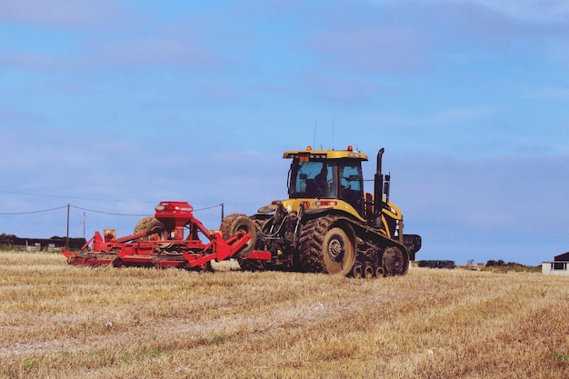 Combine harvester tractor op het veld tegen de lucht