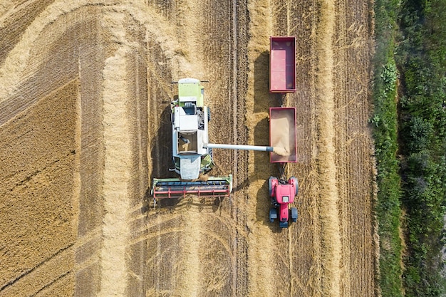 麦畑で作業するコンバイン。コンバインの空中写真。