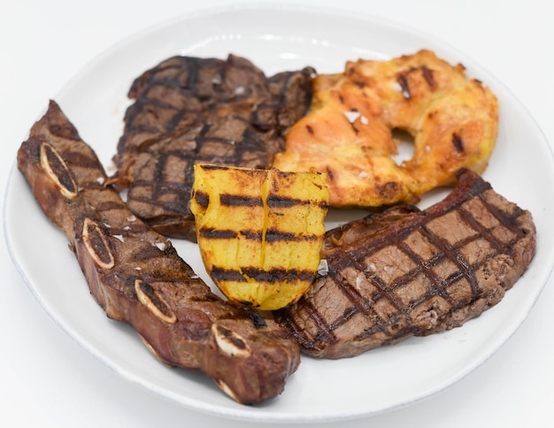 写真 焼いた肉と焼いた野菜を組み合わせた料理