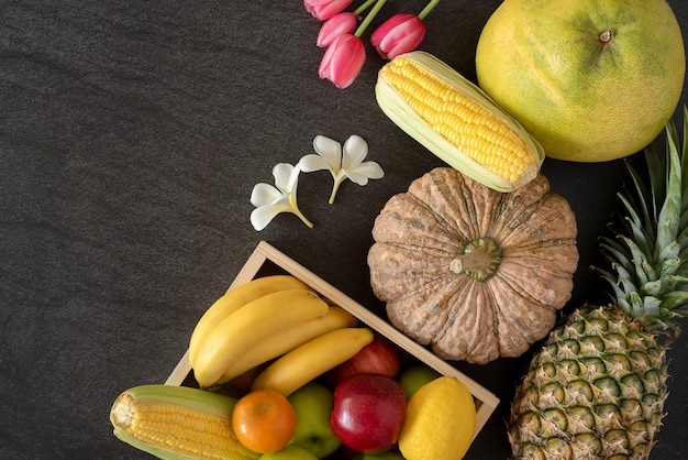 Combineer gezonde groenten en fruit plat op de houten vloer