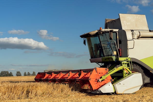 Foto combineer harvester oogst rijpe tarwe