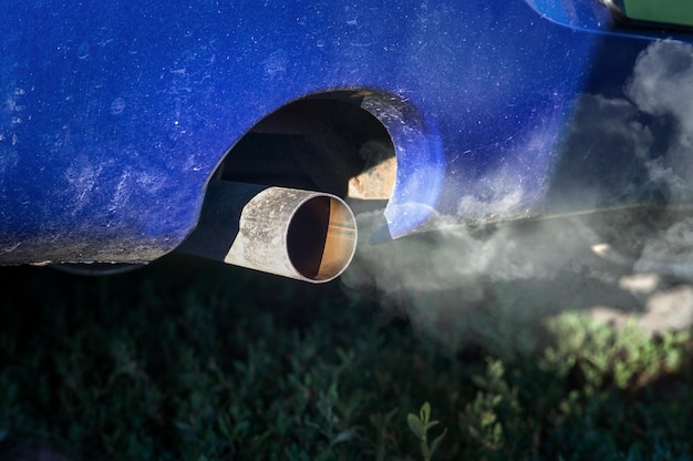 車の排気管から出る燃焼ガス古い車の排気ガスによる汚染による環境問題