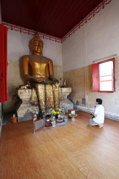 come to pay homage to the Buddha