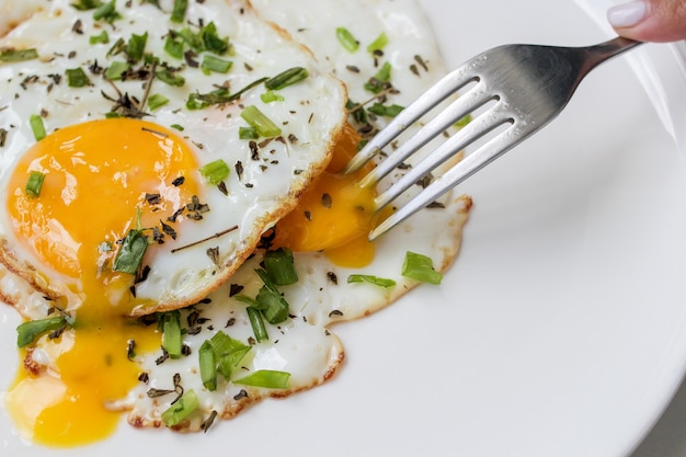 Comer un desayuno healthhuevo cocido con detalles verdes orgÃƒÂƒÃ‚Â¡nicos y la cuchara vista de cerca