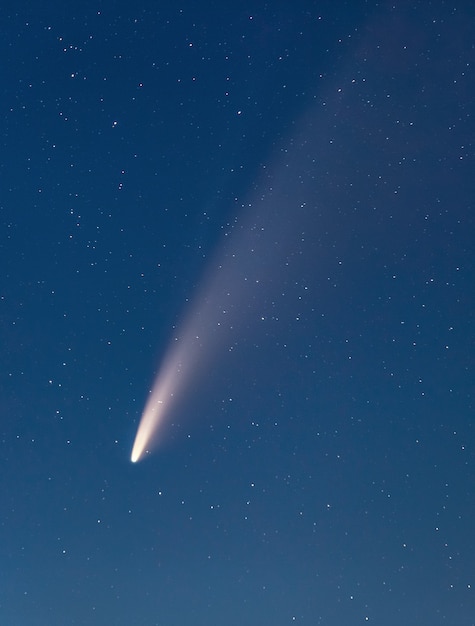 Foto cometa c/2020 f3 (neowise) sullo sfondo del cielo stellato