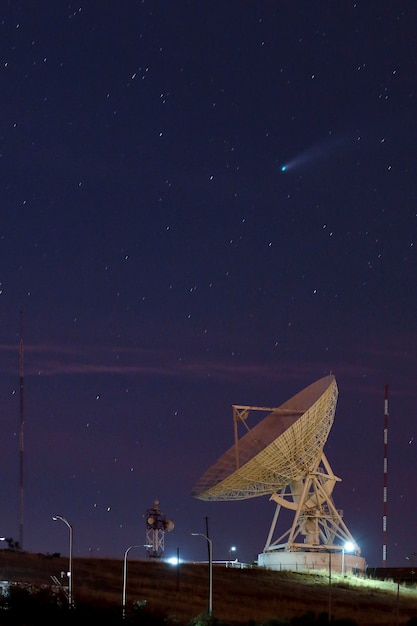 Foto registrazione cometa neowise cf durante luglio fotografia scattata dall'osservatorio della radio astronomica di sicaya