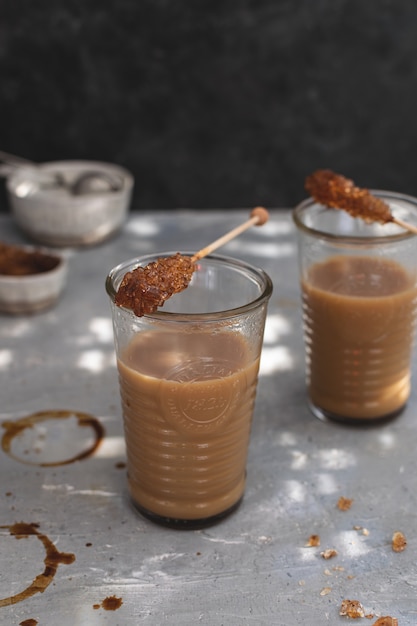 Foto comfort herfstdrankje, warme chocolademelk met suikergoed op grijze tafel