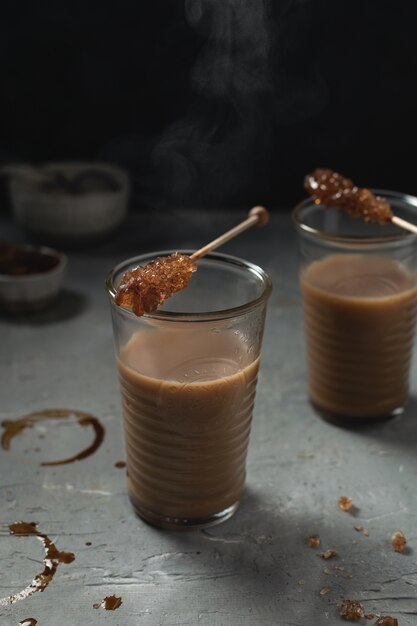 Foto comfort herfstdrankje, warme chocolademelk met suikergoed op grijze tafel