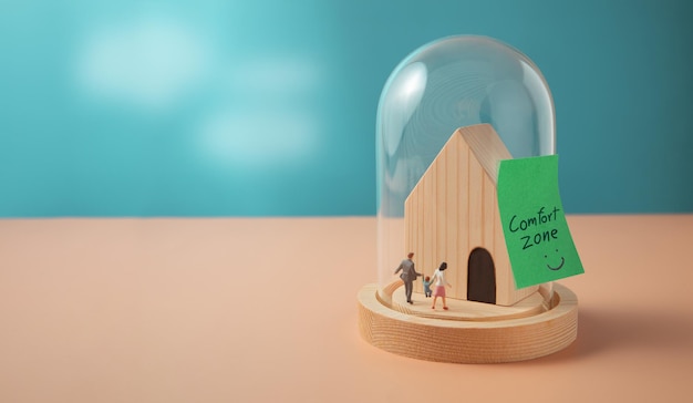 Foto comfort zone amore e concetto di cambiamento climatico figura in miniatura di famiglia che cammina all'interno di una copertura a cupola di vetro con una nota comfort zone